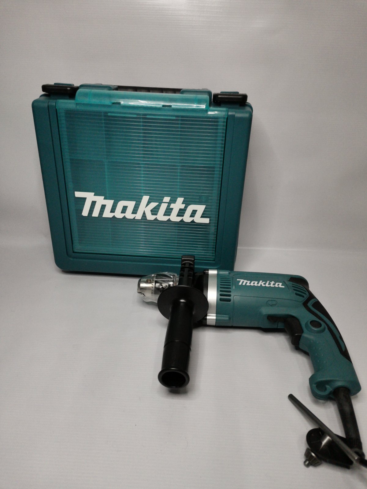 MAKITA HP1630K Hammer Drill 16mm (Variable Speed & Reversible) with Carrying Case and 17-pc. Drill Bit Set