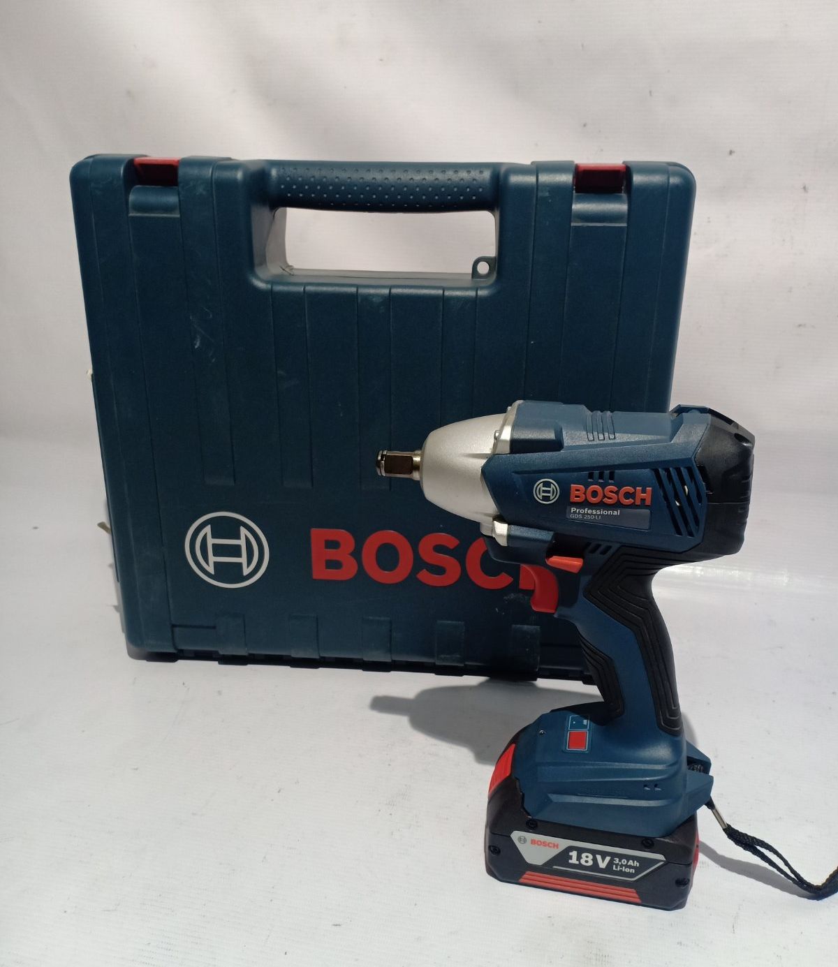 BOSCH GDS 250-Li Cordless Impact Wrench (Set with Batteries and Charger)