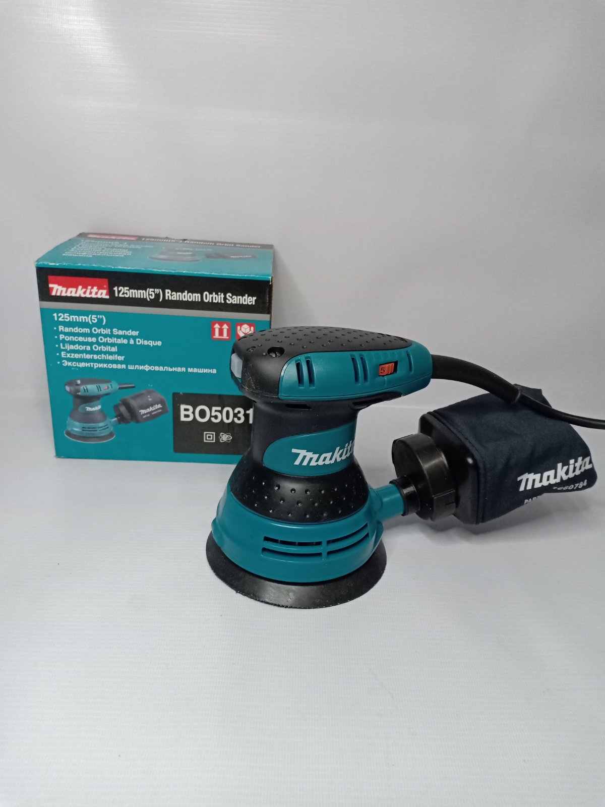 thumbnail image 2 of Makita BO5031 Variable Speed Random Orbit Sander 123mm (4-7/8″) 300W... 2 of 9